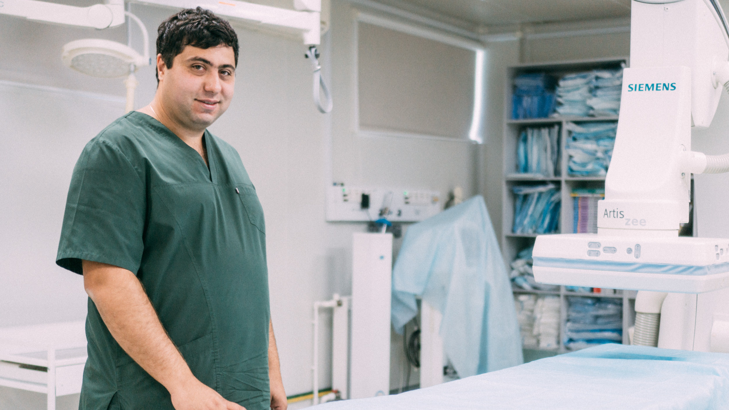 Мальчик из Армении стал крутым хирургом в Омске: каждый год он спасает сотни людей
