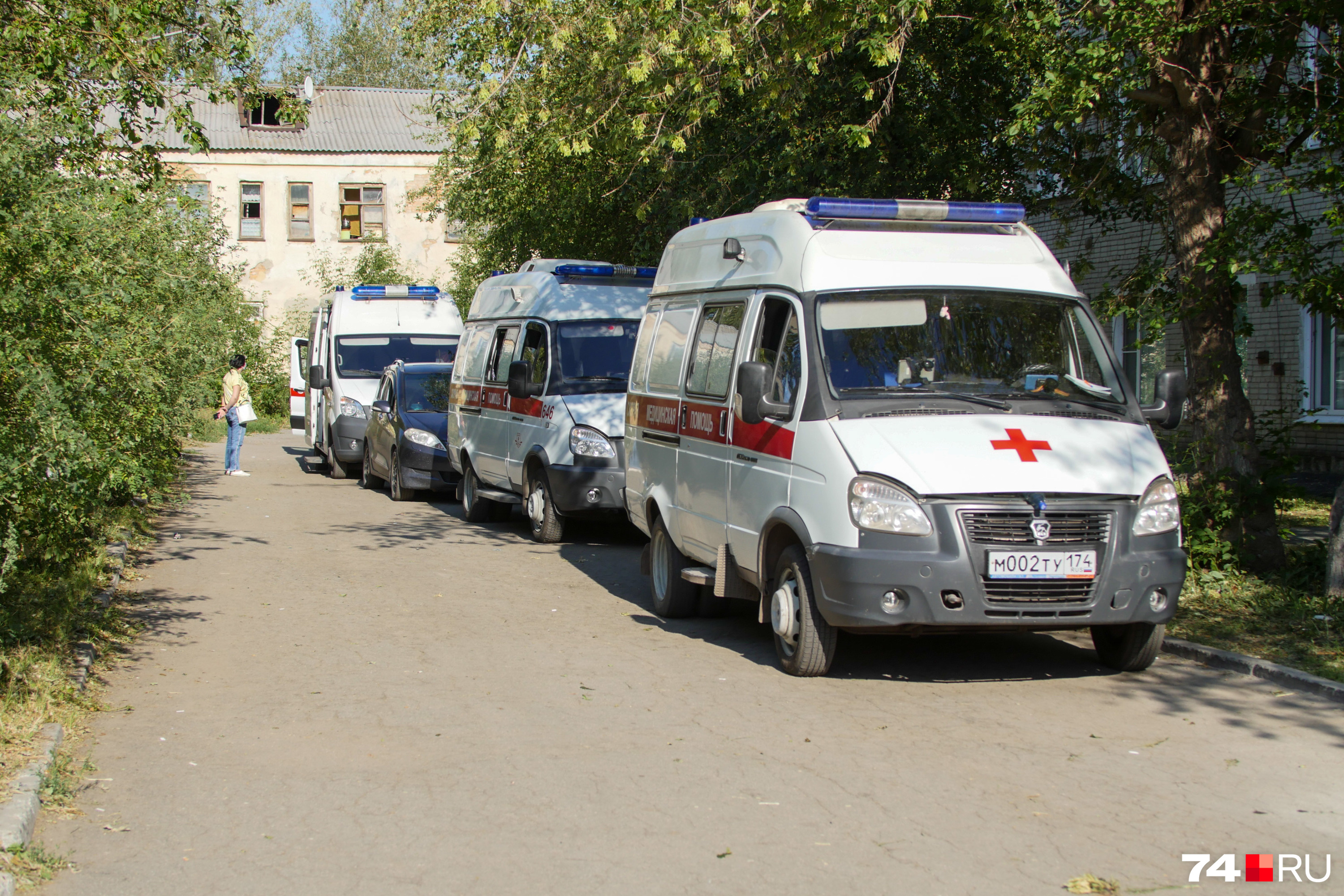 В четверг в первой половине дня возле новой ковидной базы выстраивалась очередь из скорых В четверг в первой половине дня возле новой ковидной базы выстраивалась очередь из скорых