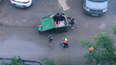 «Будет что вспомнить»: в Рыбинске мальчишки устроили во дворе гонки на мусорном баке