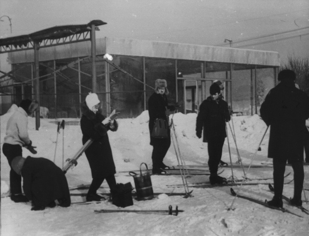 Интересно, куда в 1968 году лыжники пристраивали сумки?