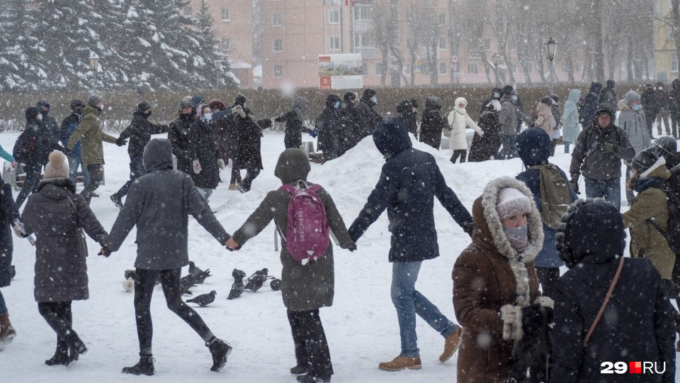Во многих городах участники митингов водили хороводы. На фото Северодвинск, где сегодня, кстати, была ужасная метель