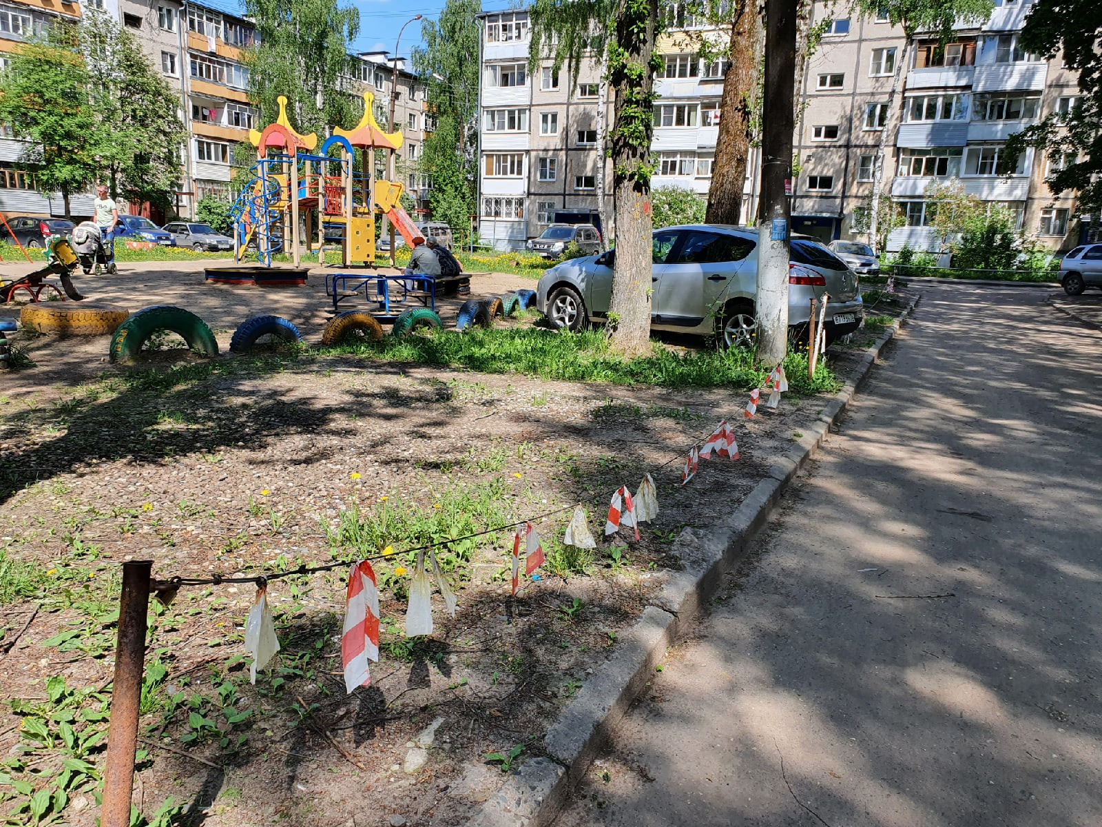 Между дворов. Саров новый район парковки во дворах. Ярославль дворы. Панина ул 41. Благоустройство двора у.Труфанова дом 25 кор 4 Ярославль.