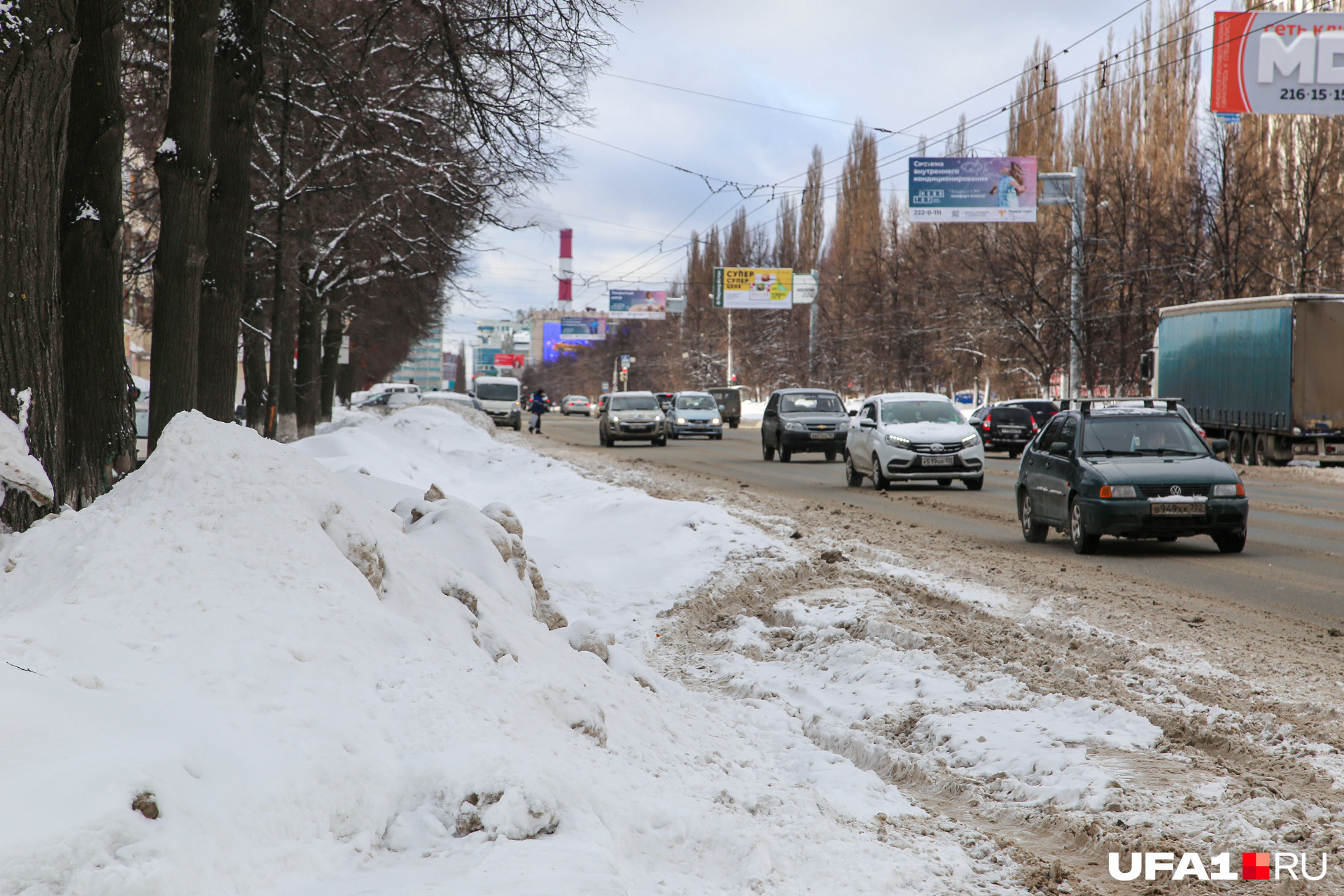 А это улица Зорге, одна полоса просто исчезла в снежном плену