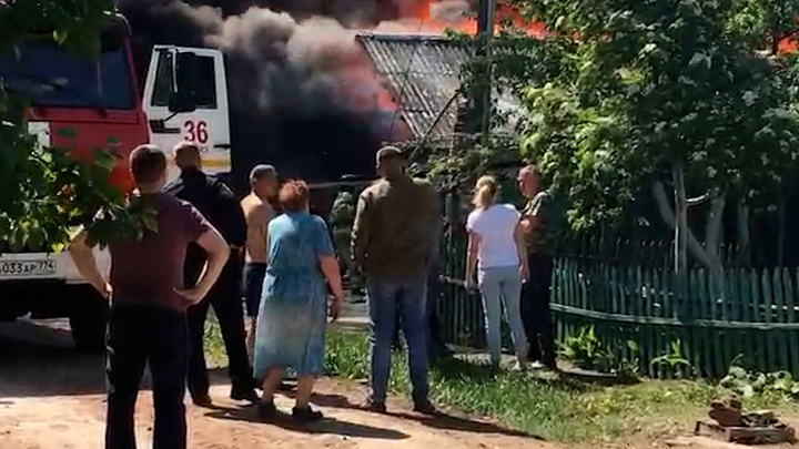 В Копейске бушует пожар на улице с деревянными домами. На тушение огня отправили подмогу из Челябинска