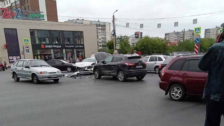 «На дороге месиво из машин»: оживленный перекресток в Челябинске встал из-за серьезного ДТП