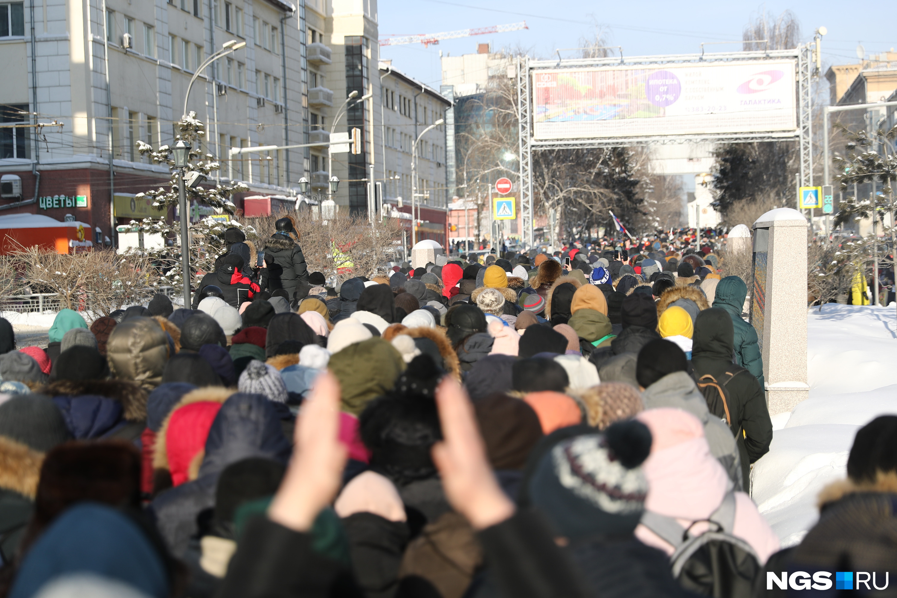 До Свердлова люди не дошли — на перекрестке перед зданием областного правительства их не пустили силовики
