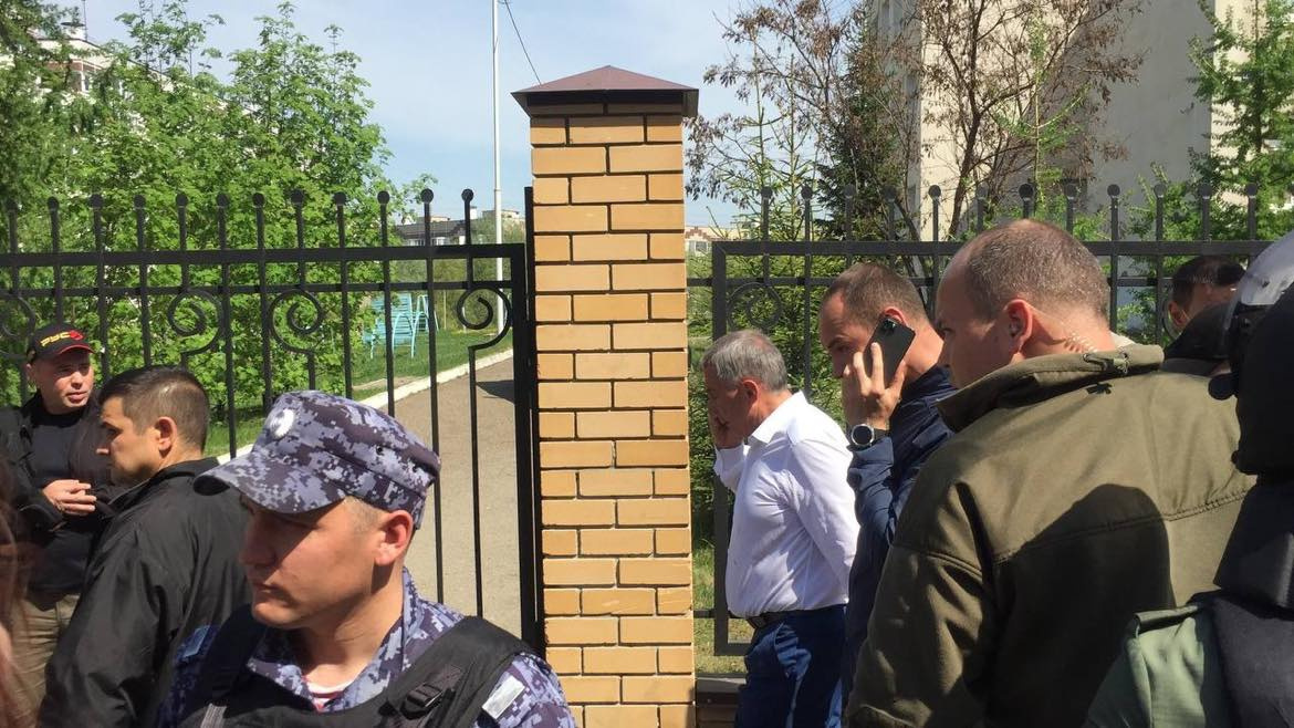 В рубашке — глава Татарстана Минниханов, он сейчас на месте ЧП В рубашке — глава Татарстана Минниханов, он сейчас на месте ЧП