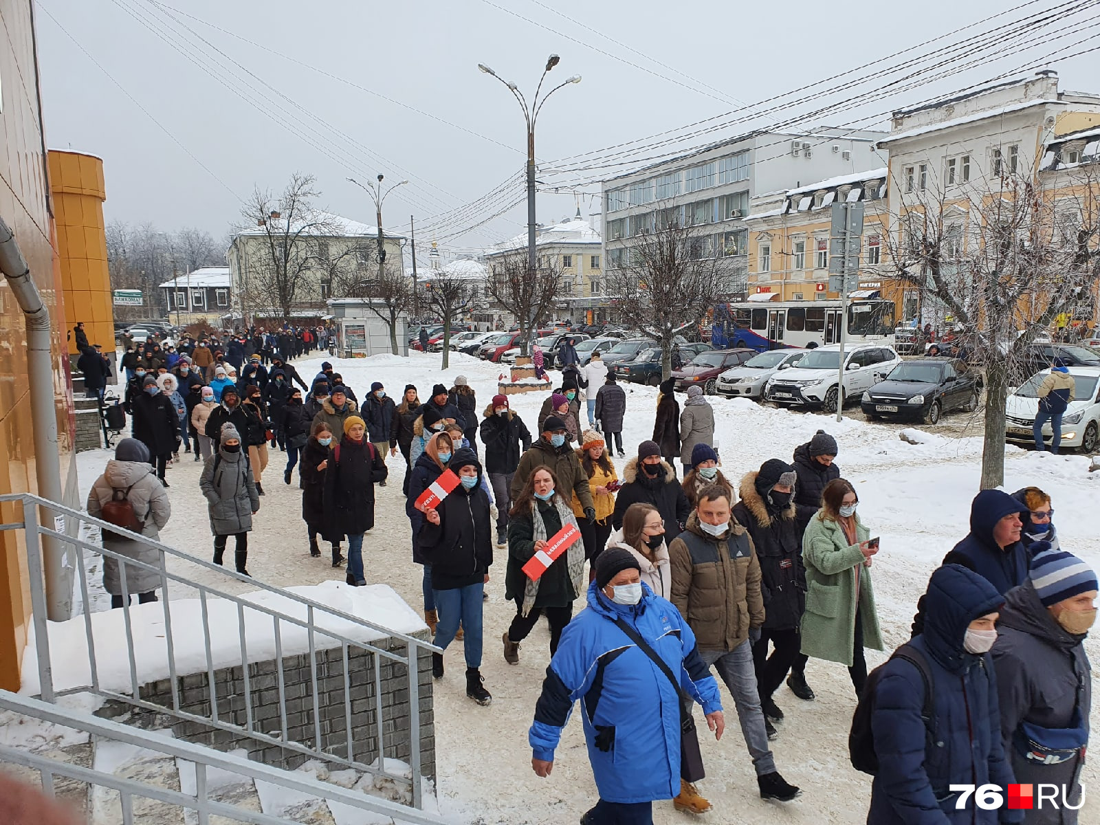 Люди скандируют лозунги Люди скандируют лозунги