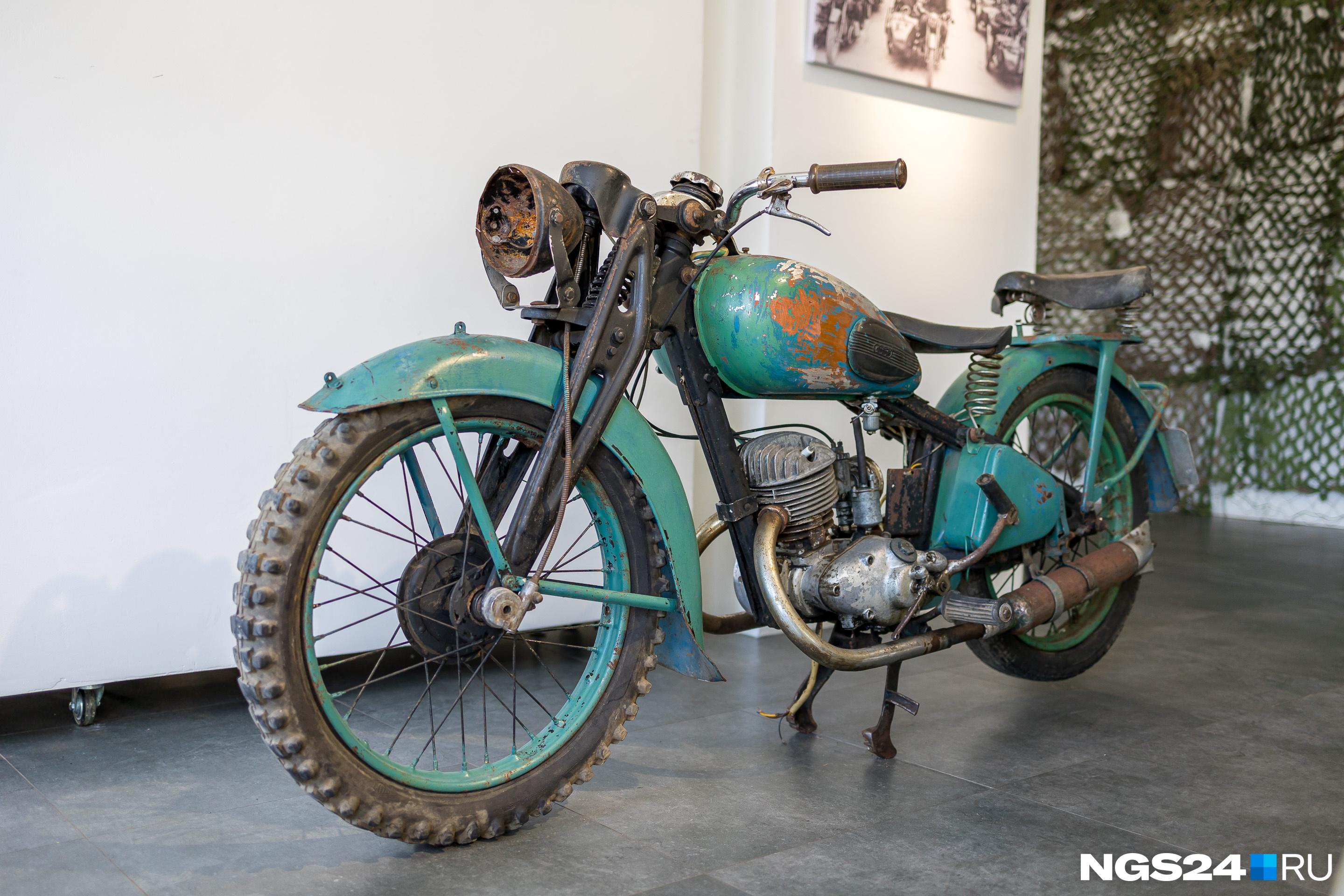 Реставраторы показывают посетителям музея мотоциклы на этапе восстановления