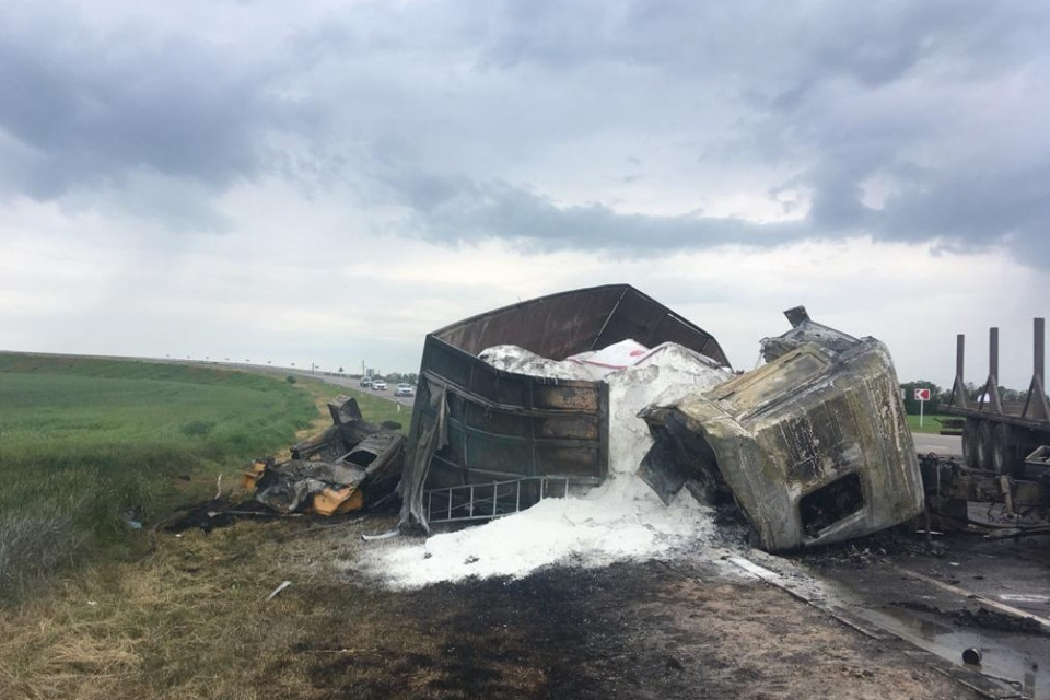 Водители грузовиков сгорели в своих машинах после столкновения на трассе в Ростовской области