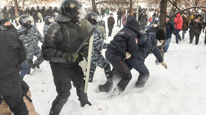 Парней, применивших насилие в отношении полицейских на митинге в Екатеринбурге, оставили на свободе