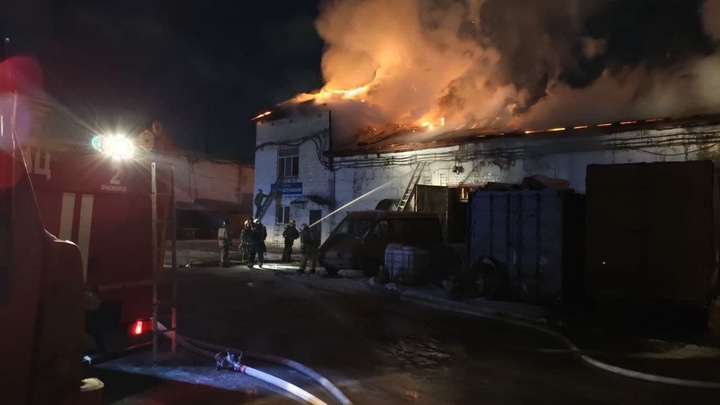 На правобережье горит производственное здание: на месте работают 42 пожарных