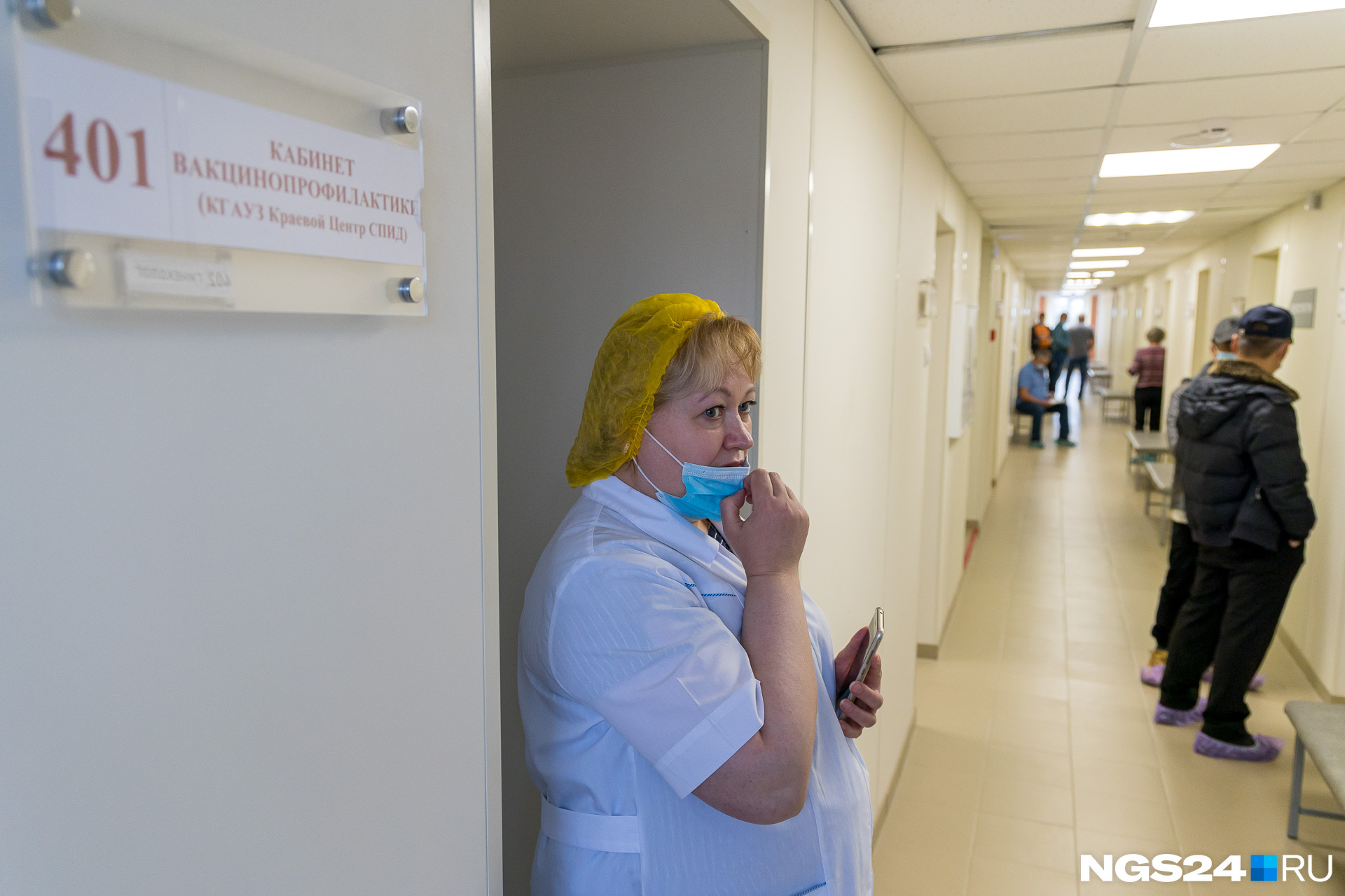Вакцинацию проводят специалисты краевого центра СПИД Вакцинацию проводят специалисты краевого центра СПИД