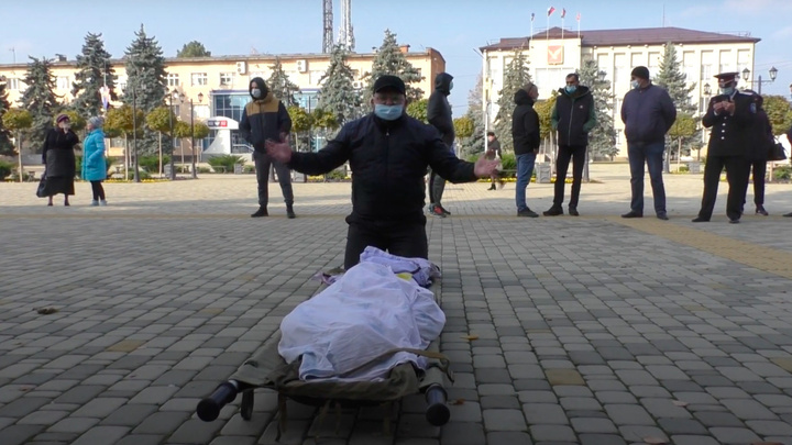 «Мы сейчас все трупы привезем». Что случилось в Тимашевске, где мужчина принес тело пенсионерки к администрации