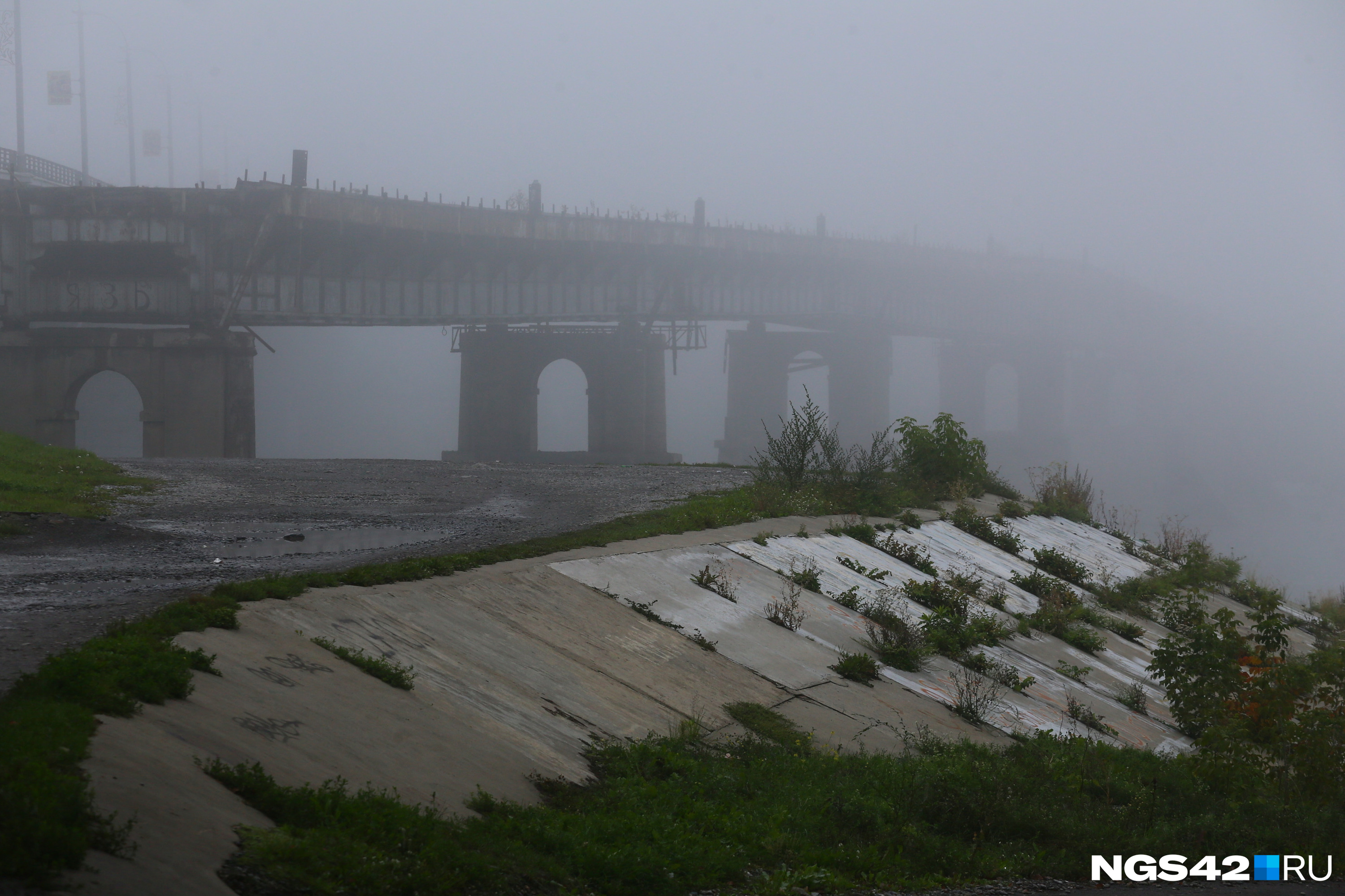 Этот мост хотя и был. Мост Кемерово. Старый мост Кемерово. Старый Кузнецкий мост Кемерово. Коммунальный мост 20 век Кемерово.