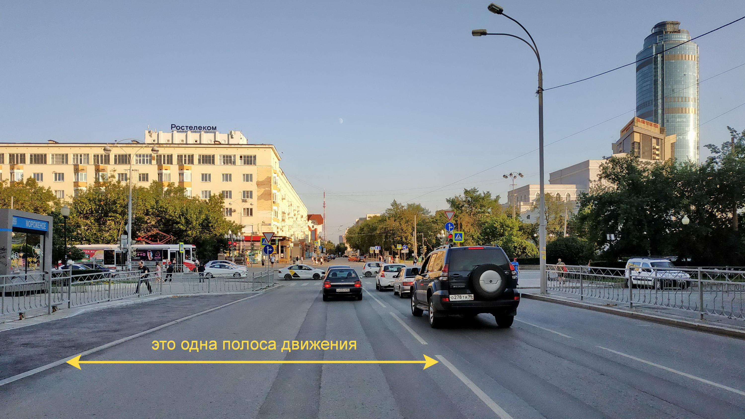 На улице Мамина-Сибиряка есть ресурс для создания велополос. Достаточно лишь переразметить слишком широкую проезжую часть и снизить скоростной режим на этом участке до 40 км/ч На улице Мамина-Сибиряка есть ресурс для создания велополос. Достаточно лишь переразметить слишком широкую проезжую часть и снизить скоростной режим на этом участке до 40 км/ч