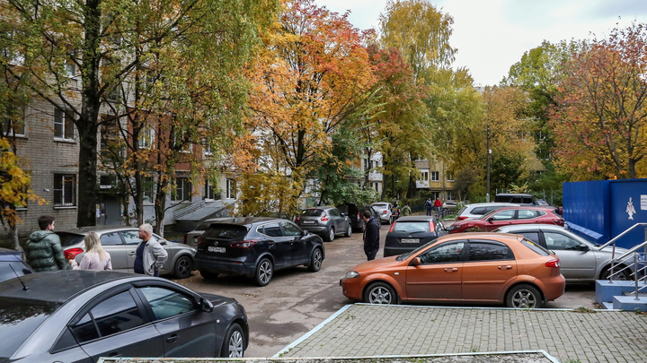 Соседство со «Швейцарией». Дворы на улице Медицинской уже заполнили машины гостей парка, но может быть еще хуже