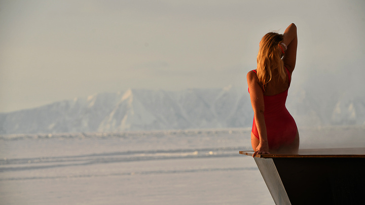 «Поцелуй Байкала», красотки в купальниках и УАЗ во льдах: фоторепортаж с самого глубокого озера в мире