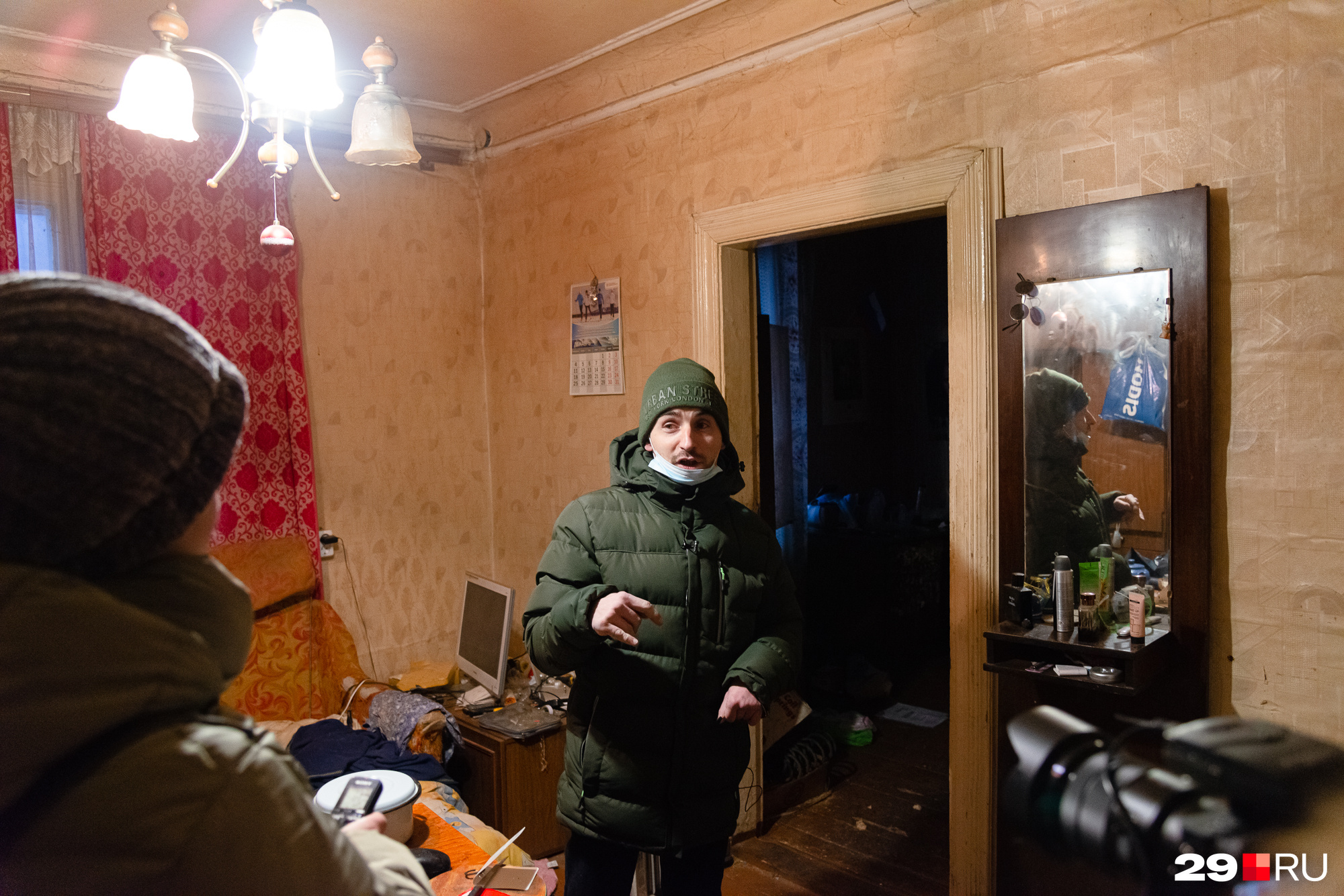 Артём рассказал, что в этой квартире он жил с мамой, но она скончалась в <nobr class="_">2016 году</nobr>. Ему тяжело о ней вспоминать
