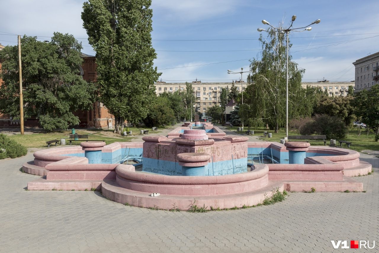 Сейчас фонтан в сквере имени Симбирцева привлекает разве что вандалов-граффитистов