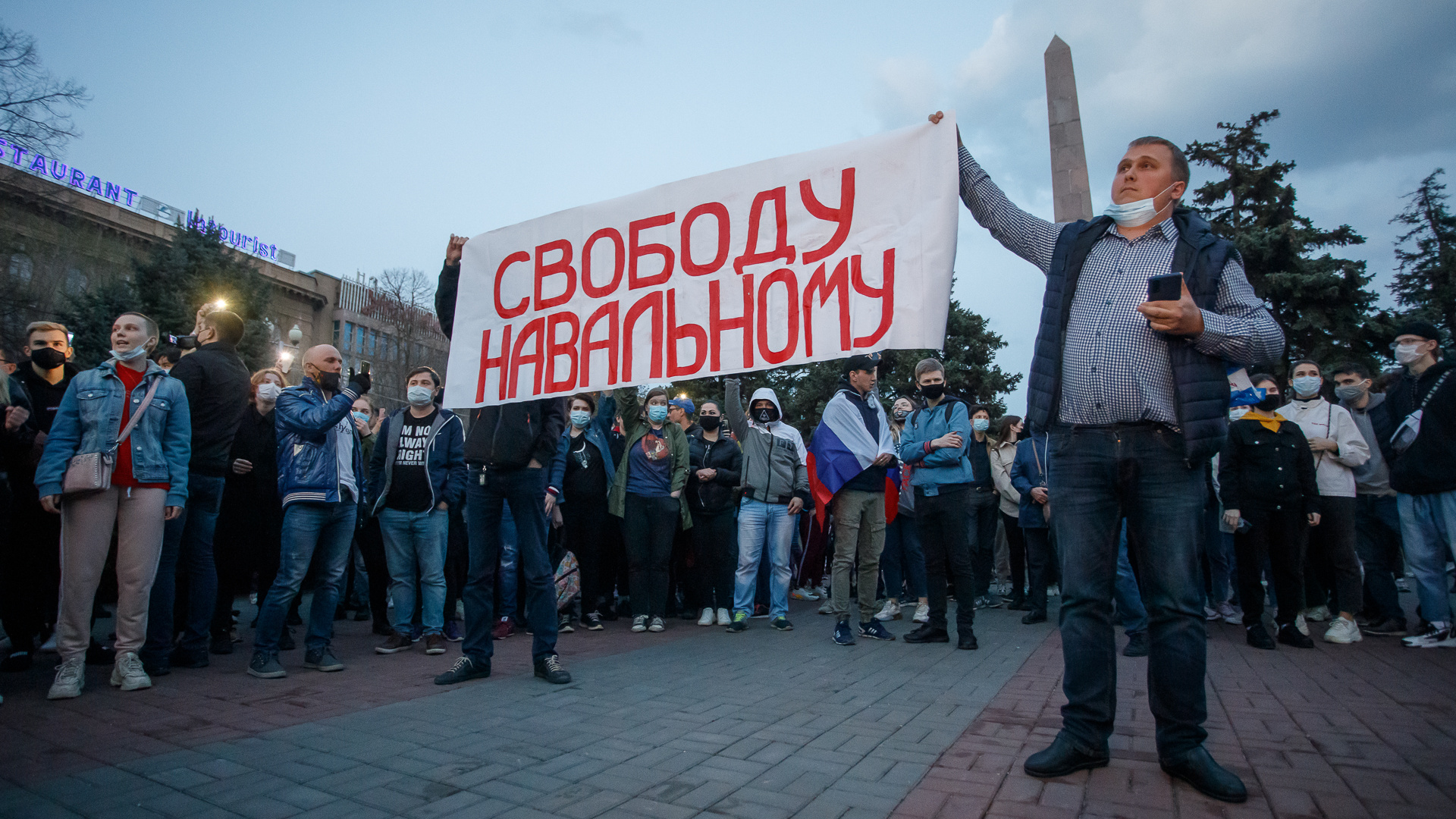 Задержания, слезоточивый газ и полиция в штатском: главные кадры несанкционированной акции протеста в Волгограде