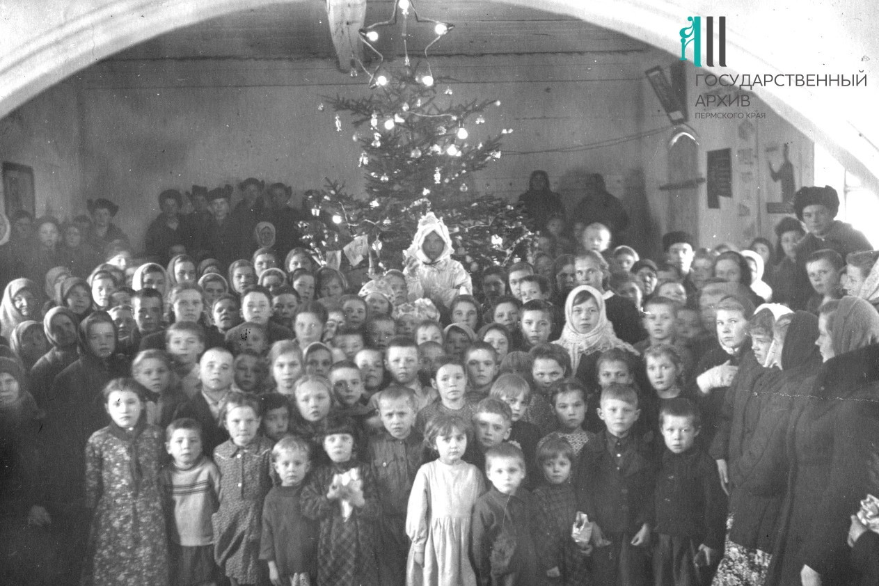 Учителя и ученики начальной школы с семьями на новогоднем вечере в деревне Перебор Березовского района, 1954 год Учителя и ученики начальной школы с семьями на новогоднем вечере в деревне Перебор Березовского района, 1954 год