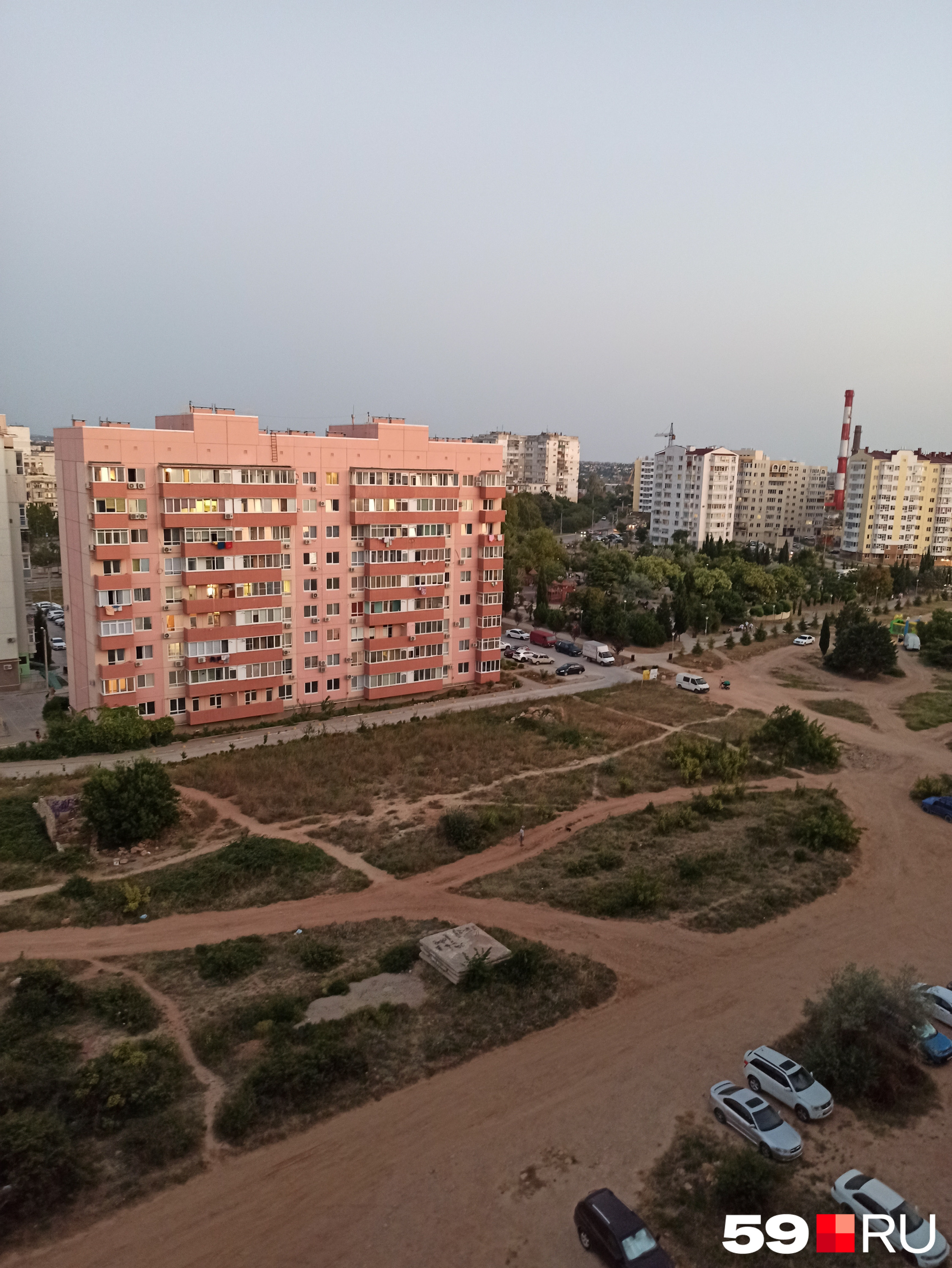 Вид из квартиры в Севастополе. Рядом находятся пляж, детский дино-парк и старинные греческие развалины