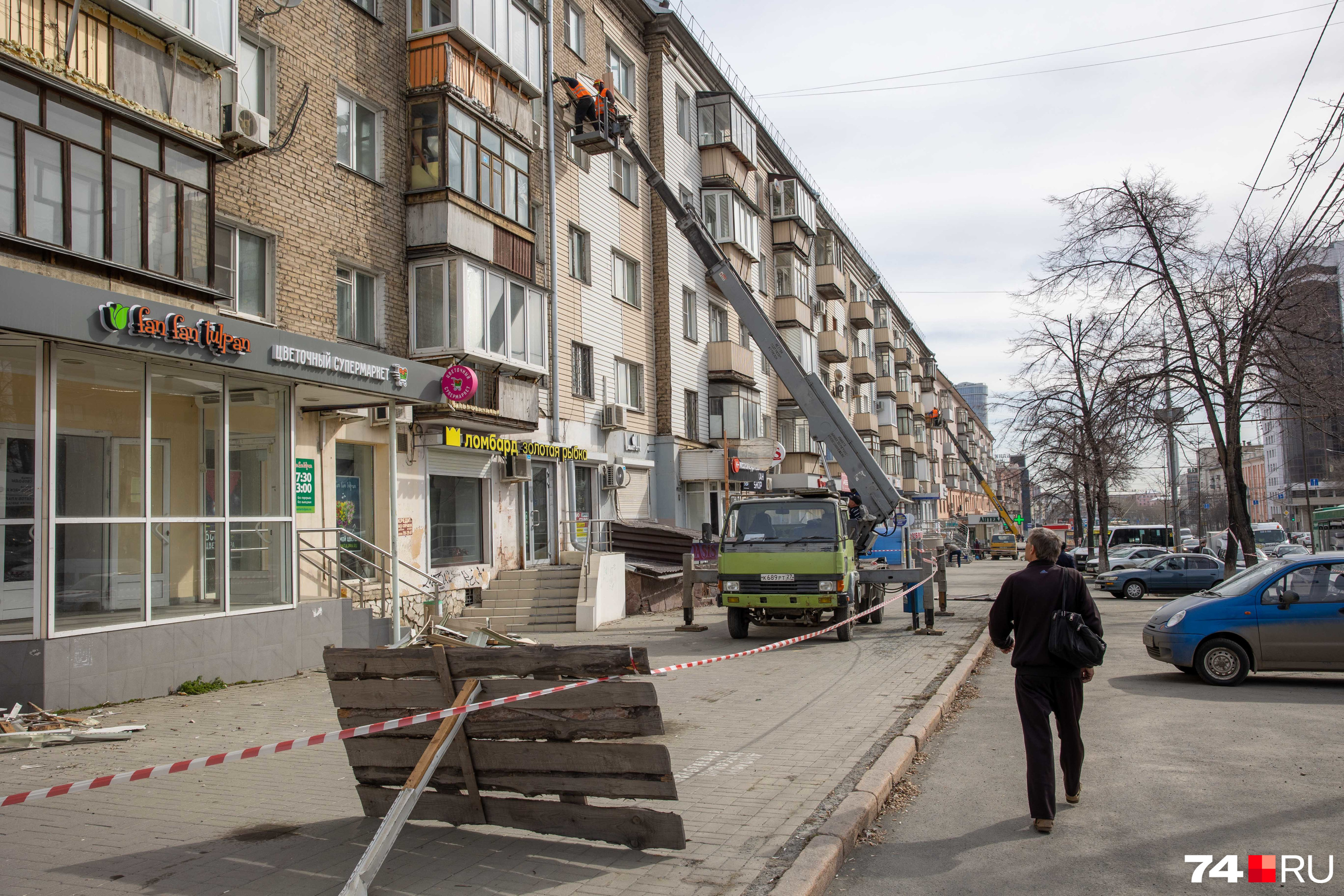 Территорию вокруг дома оцепили лентами Территорию вокруг дома оцепили лентами