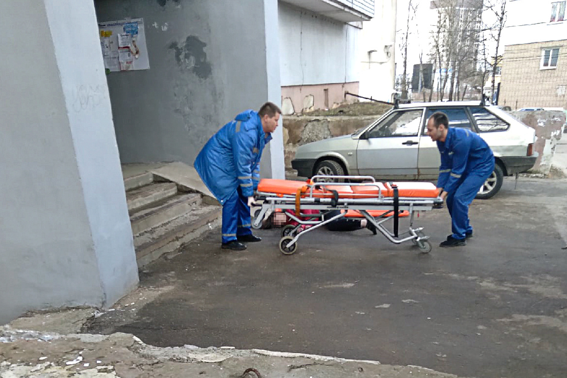 Девушку увезли в больницу Девушку увезли в больницу