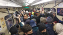 Новосибирцы толпятся в метро второй день подряд — в нерабочую неделю поезда ходят реже