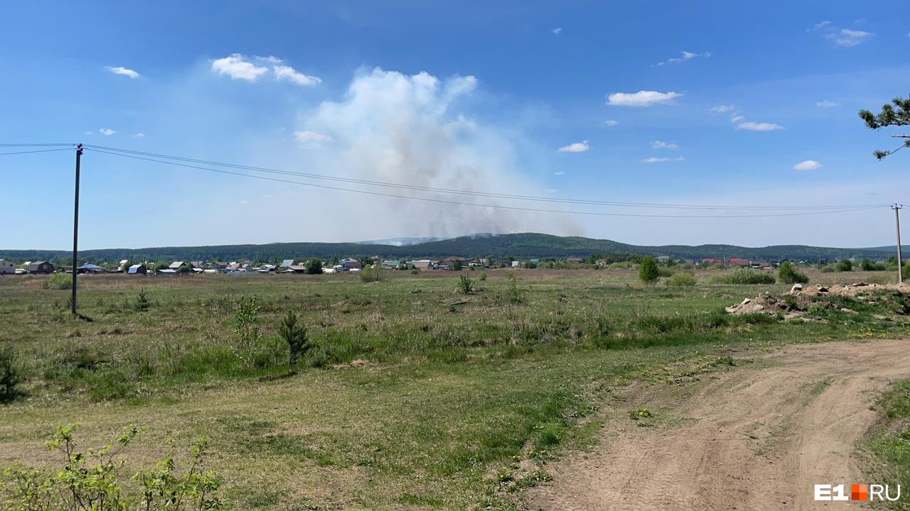 Свердловчане боятся, что пожар перекинется на жилые дома Свердловчане боятся, что пожар перекинется на жилые дома