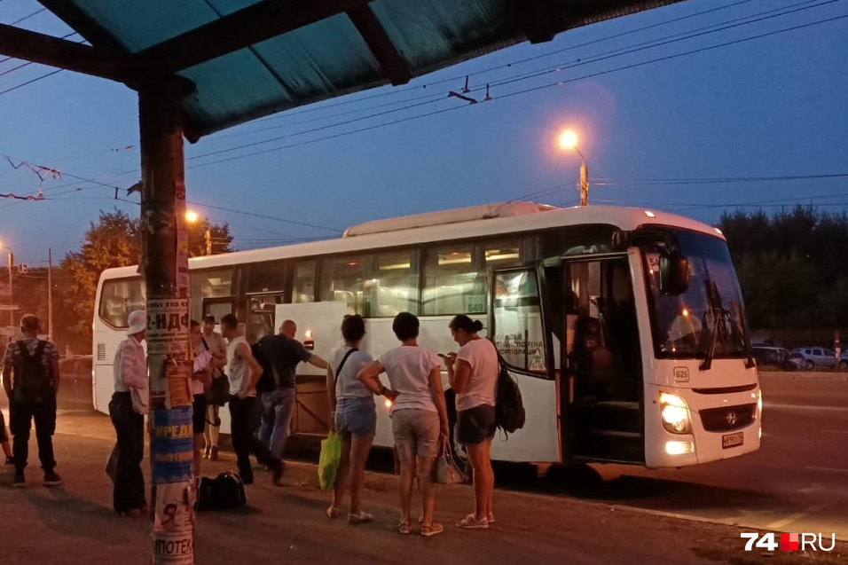 Автобус не довез пассажиров до челябинского автовокзала из-за поломки, люди вышли на Комсомольском проспекте