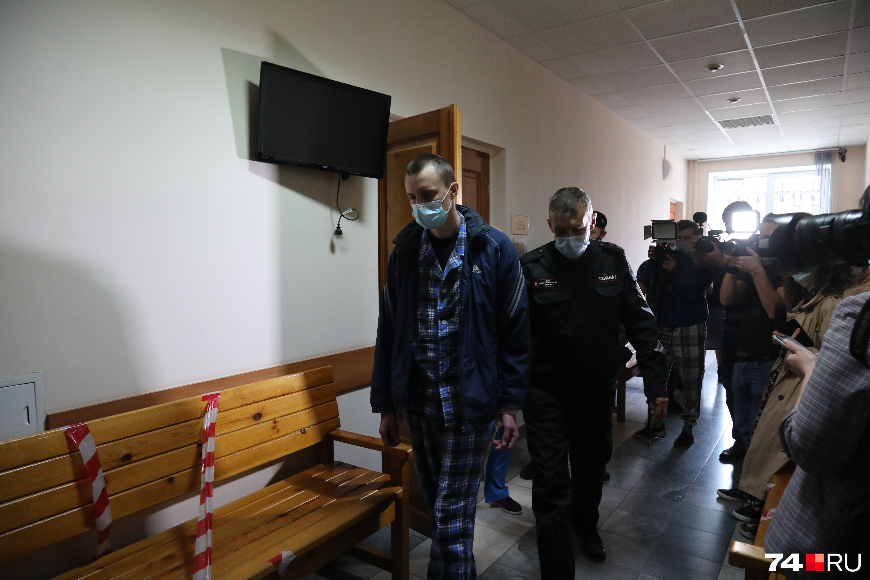 И молча удалился в сопровождении охранника и врача И молча удалился в сопровождении охранника и врача