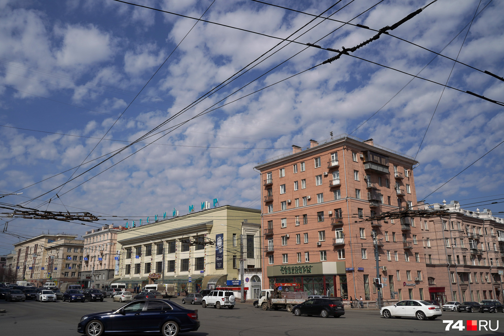 В магазине на главном проспекте города хоть раз в жизни побывал каждый горожанин В магазине на главном проспекте города хоть раз в жизни побывал каждый горожанин