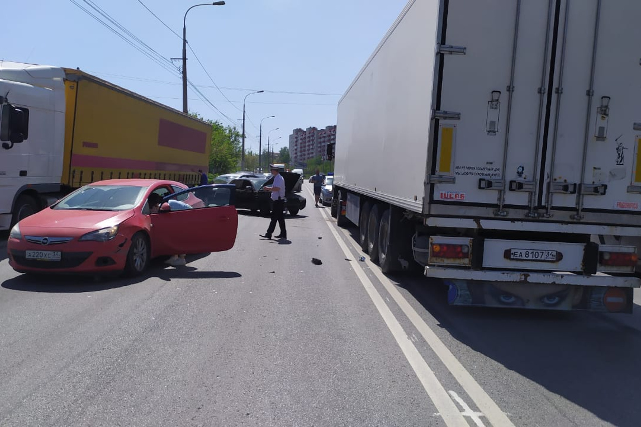 ДТП В Волгограде сегодня на второй продольной. Авария магистраль Полевской 2018. Авария магистраль Полевской. Авария на 3 продольной в Волгограде вчера. Обгоняем иномарку везу