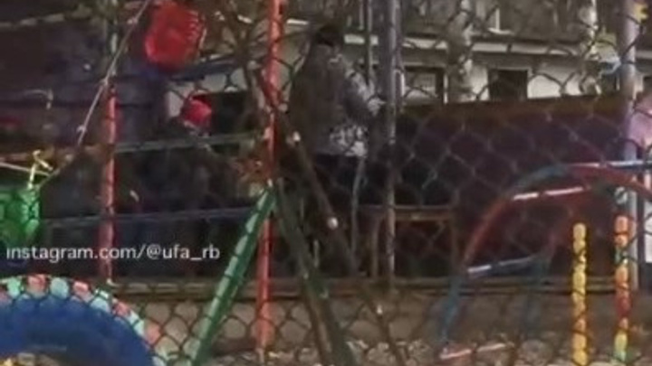Жители Уфы возмутились видео, на котором воспитательница детсада толкает ребенка во время прогулки