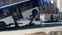 В Петербурге автобус залетел на столб. Момент ДТП попал на видео