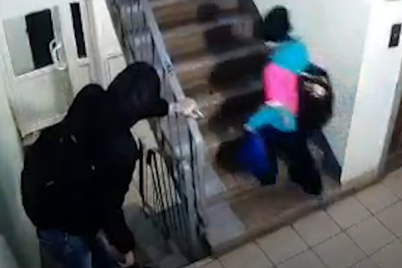В Ташкенте парень напал на девушку в подъезде (видео)