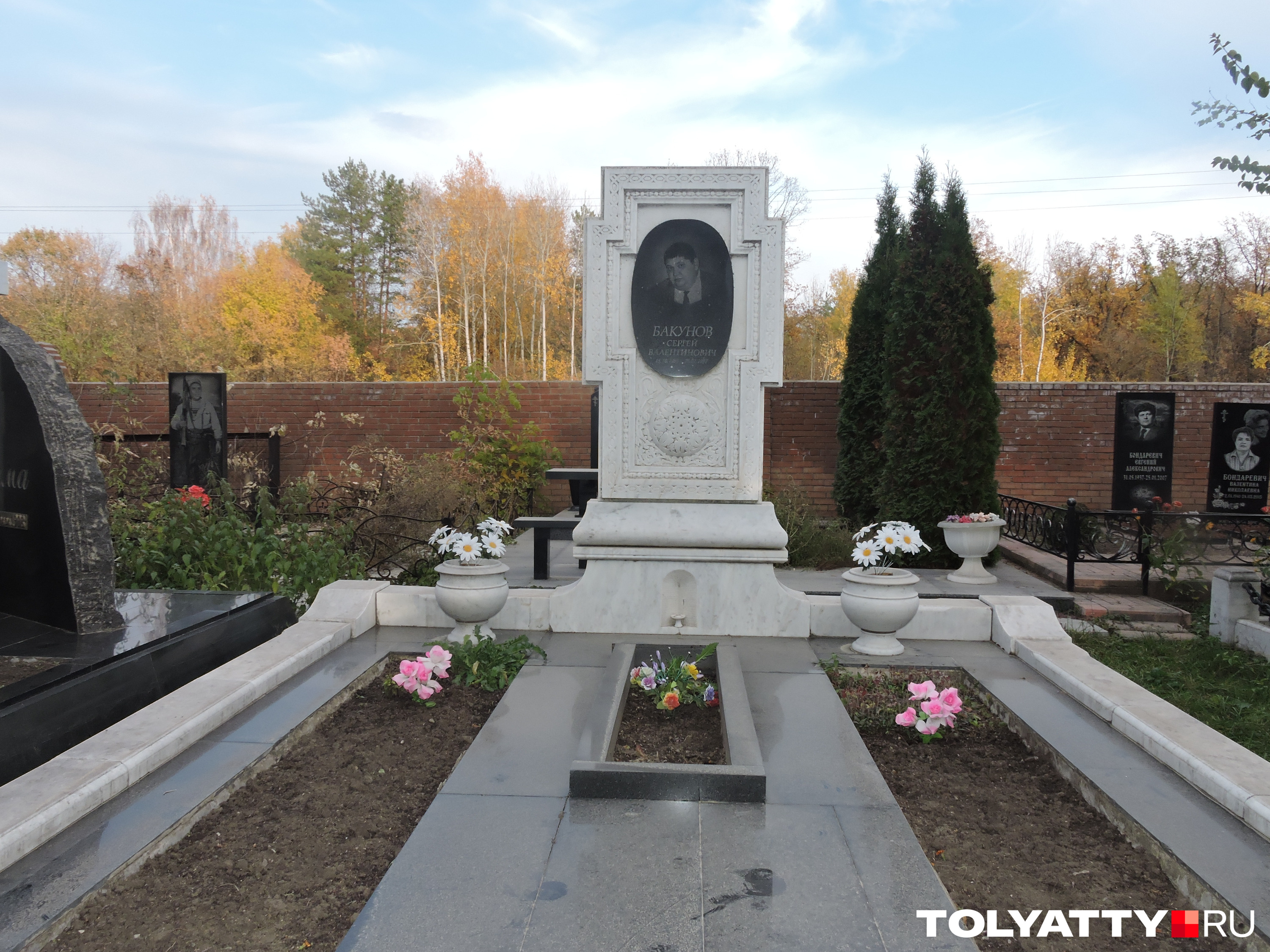 При жизни Сергей Бакунов был видным и крупным мужчиной, и памятник выполнен под стать: мемориал изготовлен из белого мрамора и впечатляет размерами