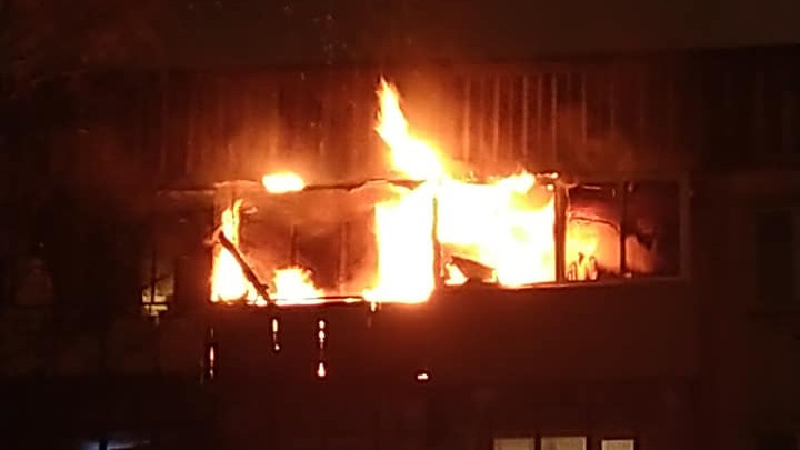 Три балкона загорелись в доме на Автозаводе из-за попадания фейерверка