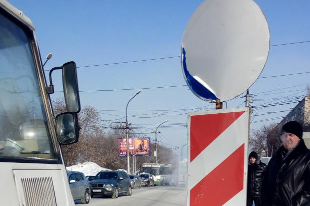 «Предыдущая "выполненная" от 13.01.2021 года заявка была под номером <nobr class="_">№ 82142</nobr>. Жаловались на отсутствие знака 4.2.2 на островке безопасности. Гусинобродское шоссе, 11а», — пишет автор заявки <nobr class="_">№ 90626</nobr>. Сейчас на новой заявке стоит отметка «В плане работ»