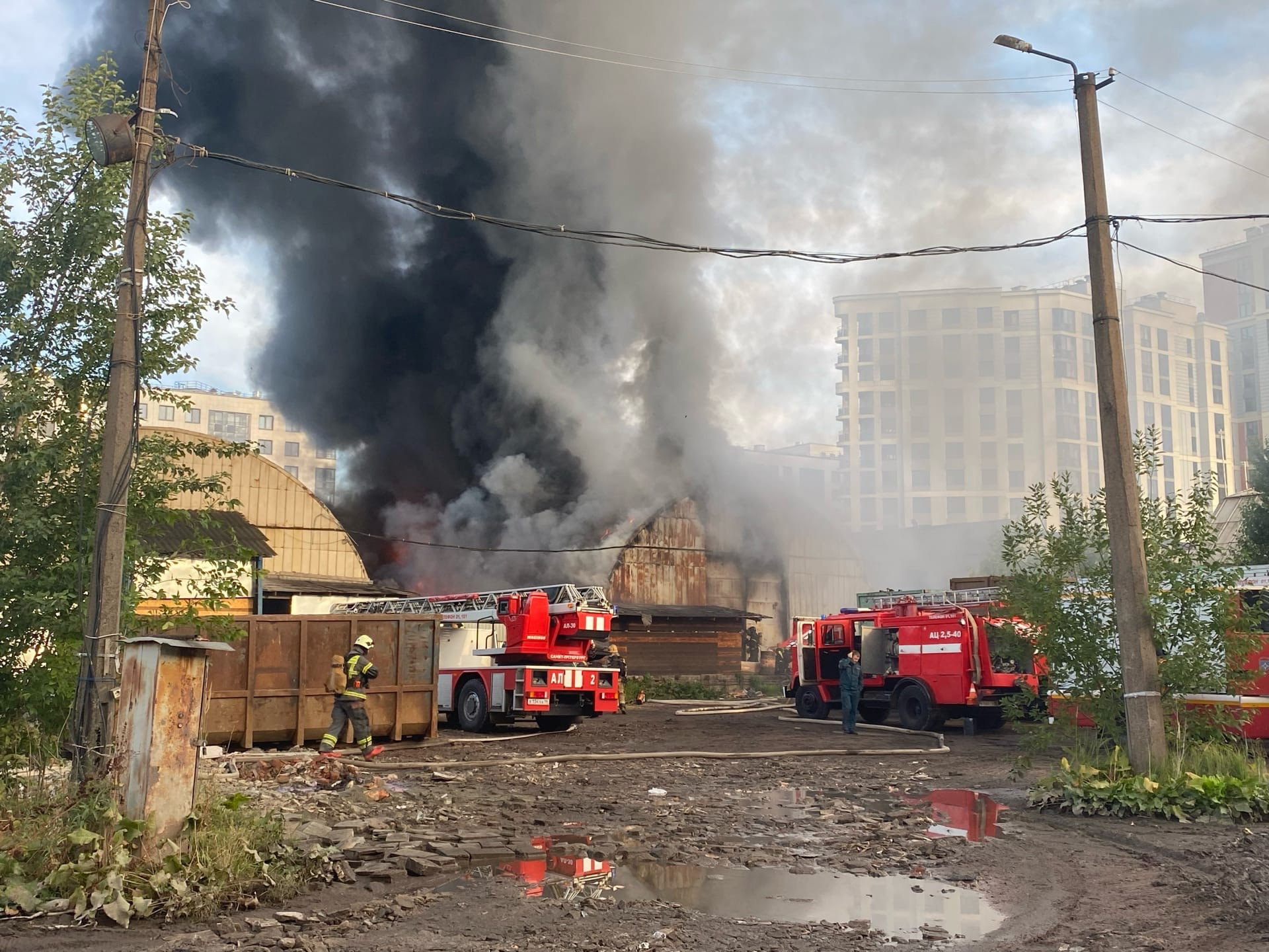 На Малой Митрофаньевской пожар по повышенному номеру. Там горел ангар - 13  августа 2021 - ФОНТАНКА.ру