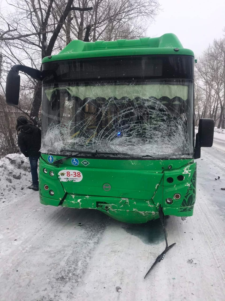 Лобовое стекло автобуса разбито, но водитель и пассажиры не пострадали