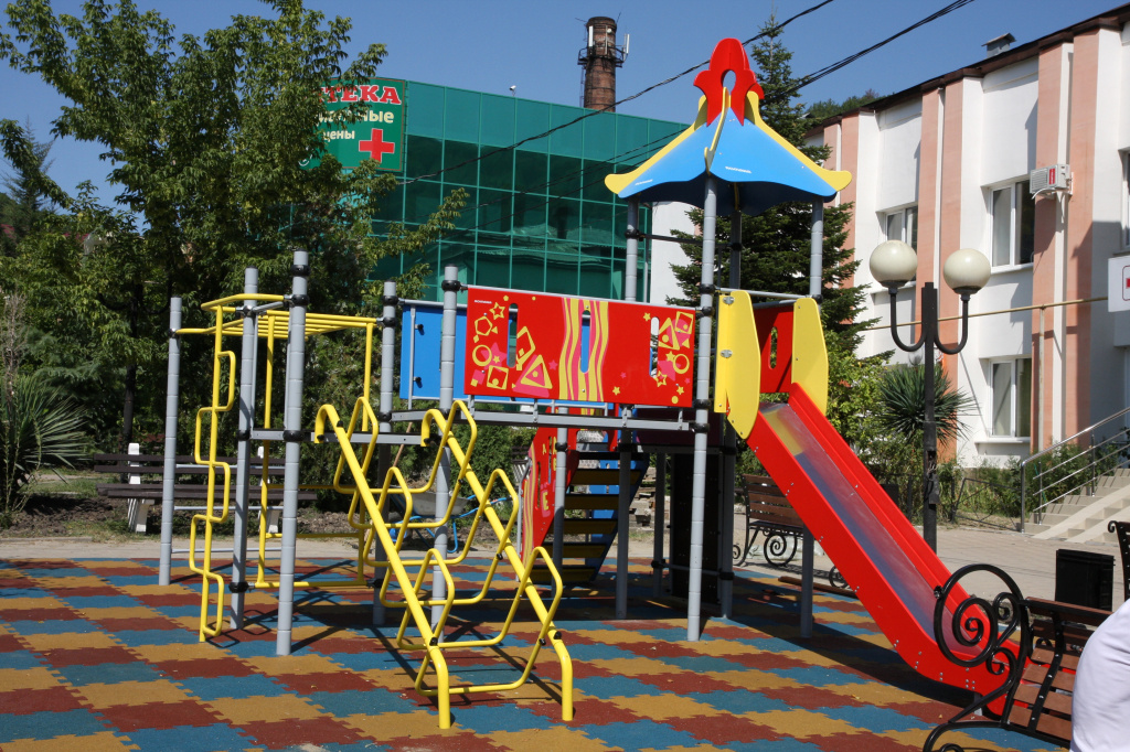 Детская площадка в Небуге возле Дома культуры