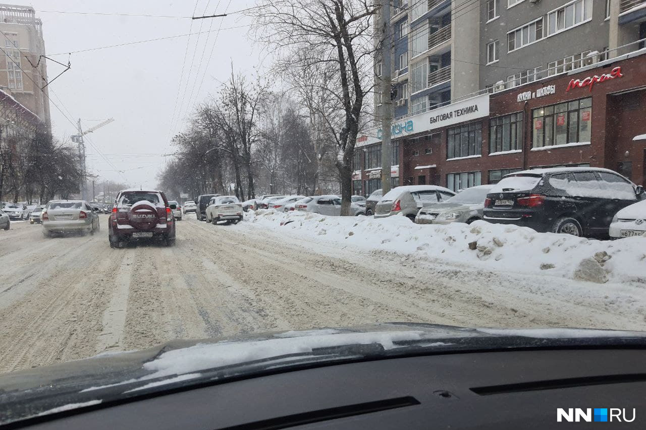 Отвалы и очень грязная колея — привычная картинка на улице Белинского Отвалы и очень грязная колея — привычная картинка на улице Белинского