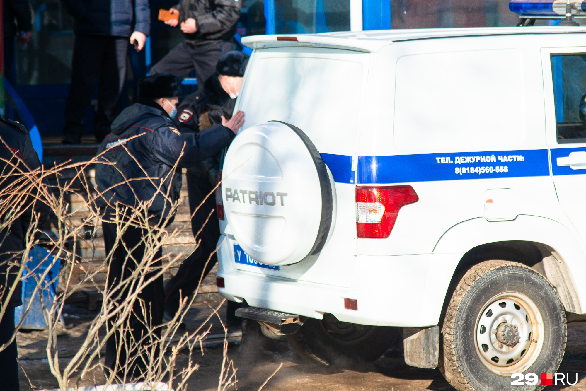 Его увезли в машине полиции Его увезли в машине полиции