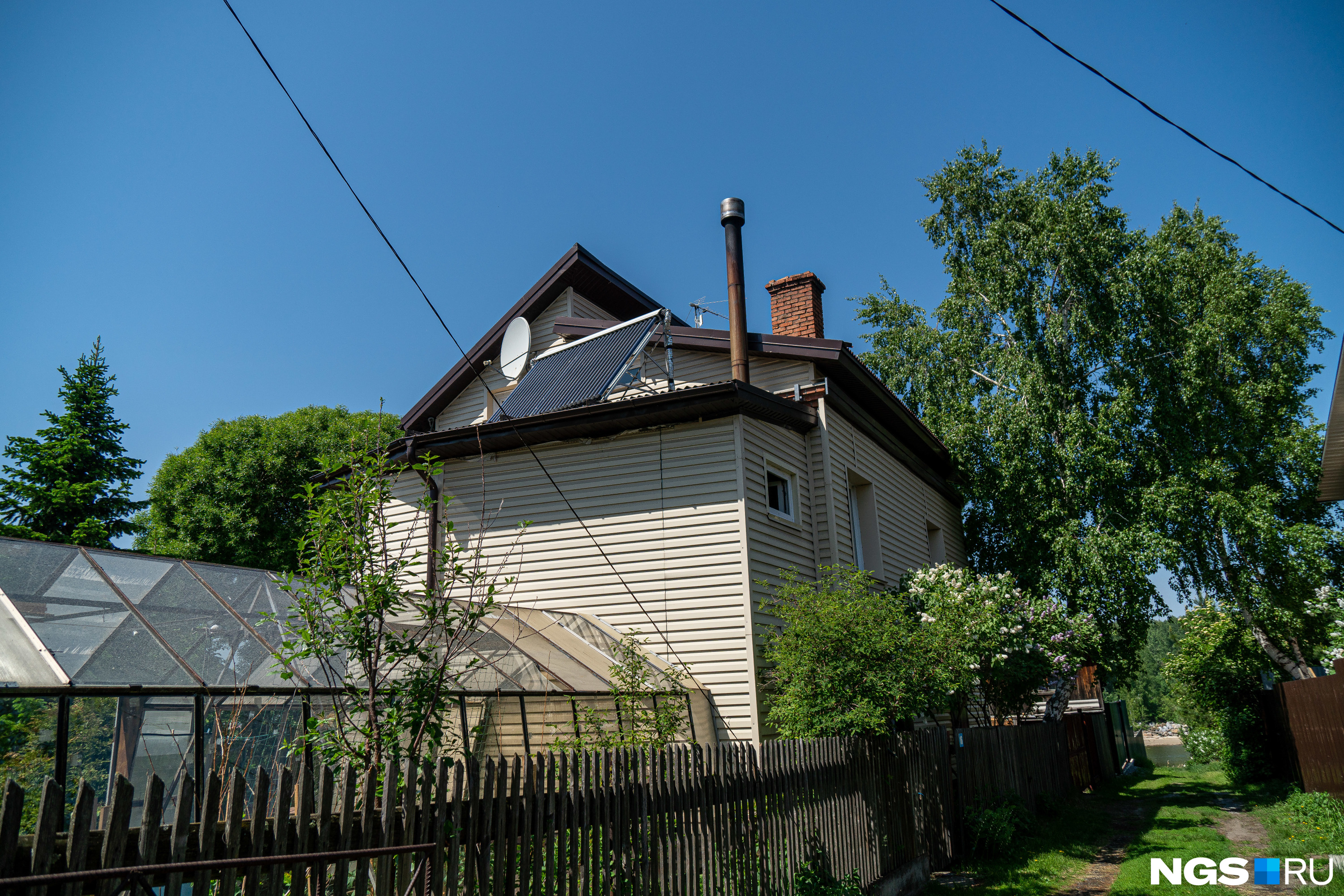 Сергей Орлов установил на крышу солнечный коллектор — накопленной энергии хватает, чтобы в доме была горячая вода