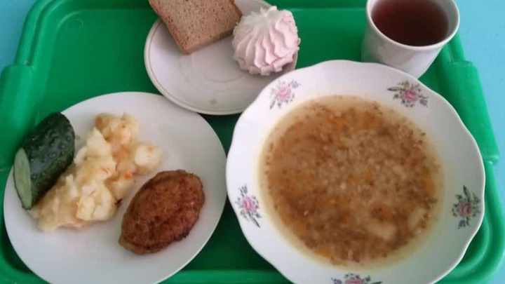 Власти обязали директоров школ Красноярска проверять питание, но после огласки передумали