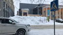 Последствия уборки: в Новосибирске завалили снегом пешеходный переход у кинотеатра «Победа»