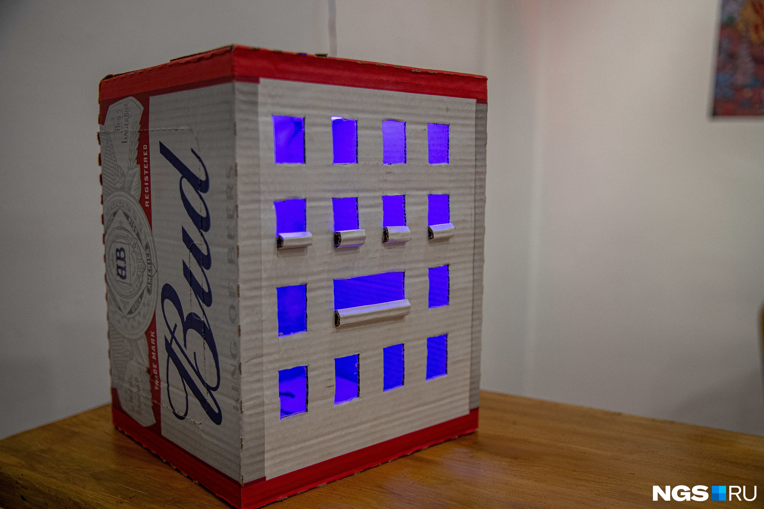Этот экспонат выглядит не менее актуальным: многоквартирный дом из пивной коробки